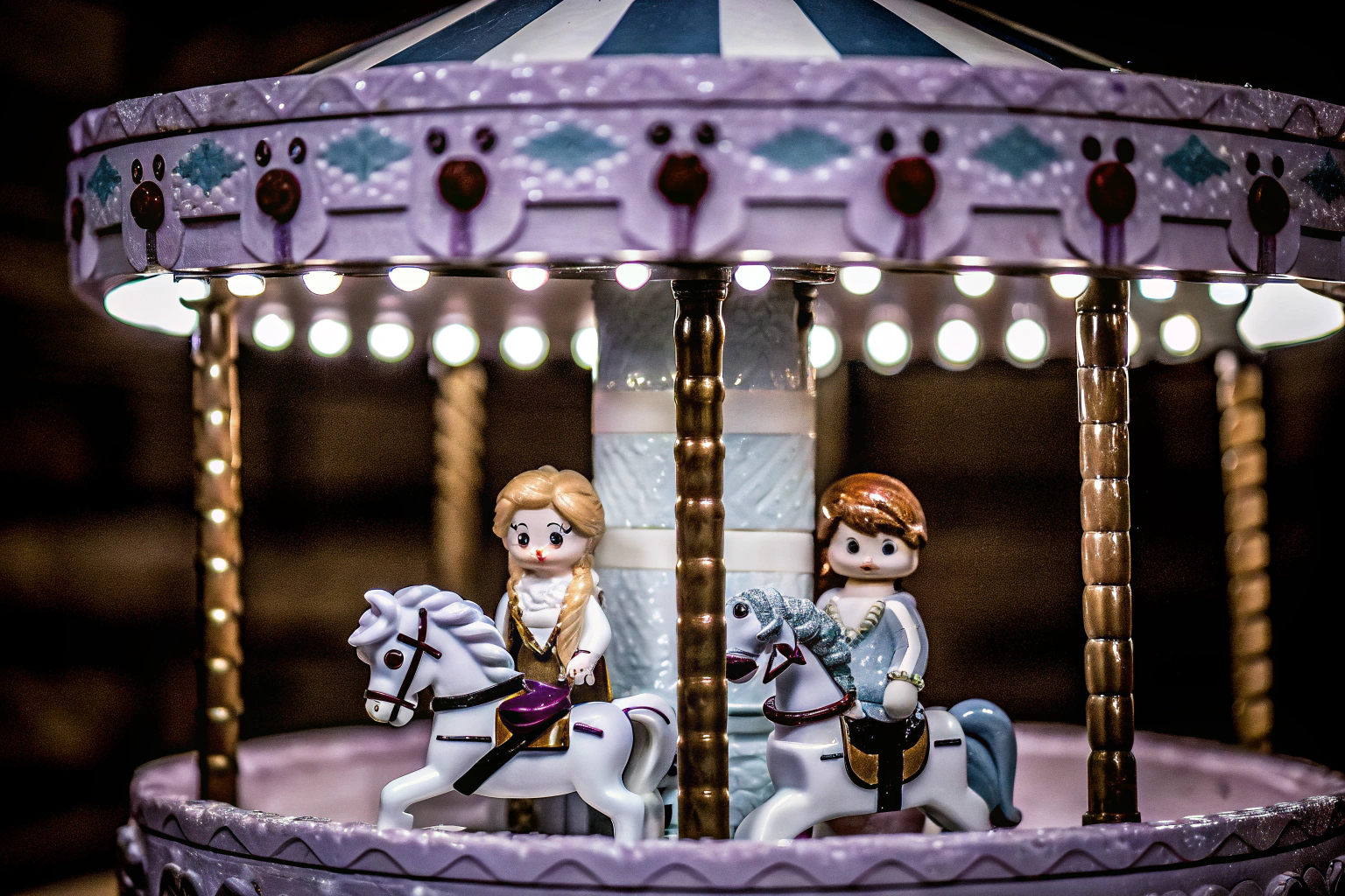 Annas und Elsas magisches Karussell mit Mikro-Puppen-Figuren von Anna, Elsa, Kristoff und Olaf. LEGO Disney Frozen Karussell