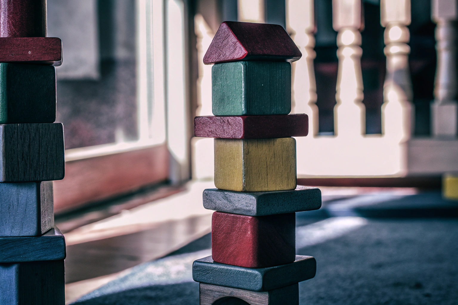 Bunte Holzbausteine, die zu einem Turm gestapelt werden Holzbausteine Turm