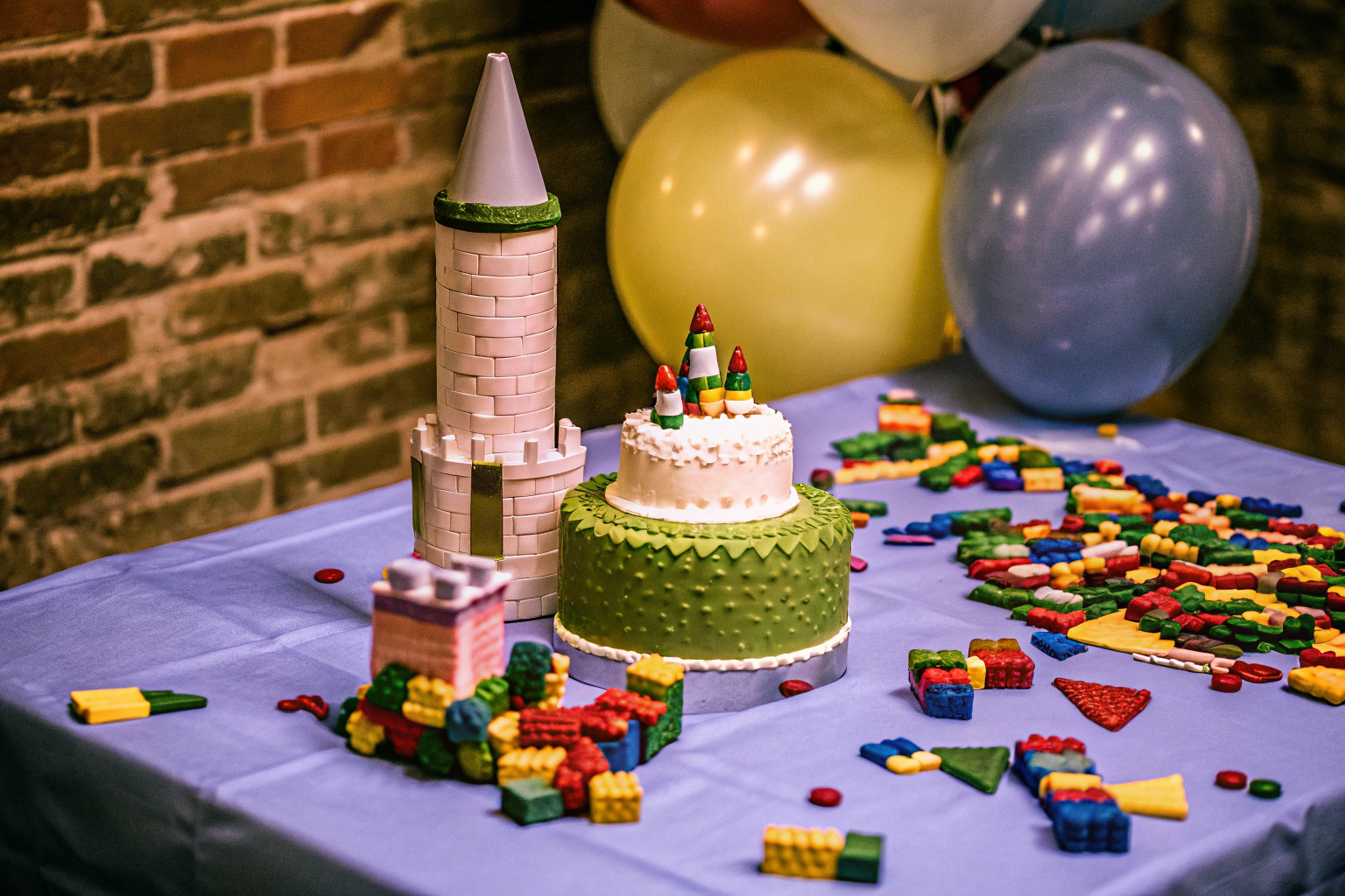 Bunte LEGO-Dekorationen, die einen Kindergeburtstagstisch zieren. LEGO-Dekorationen für Kindergeburtstag