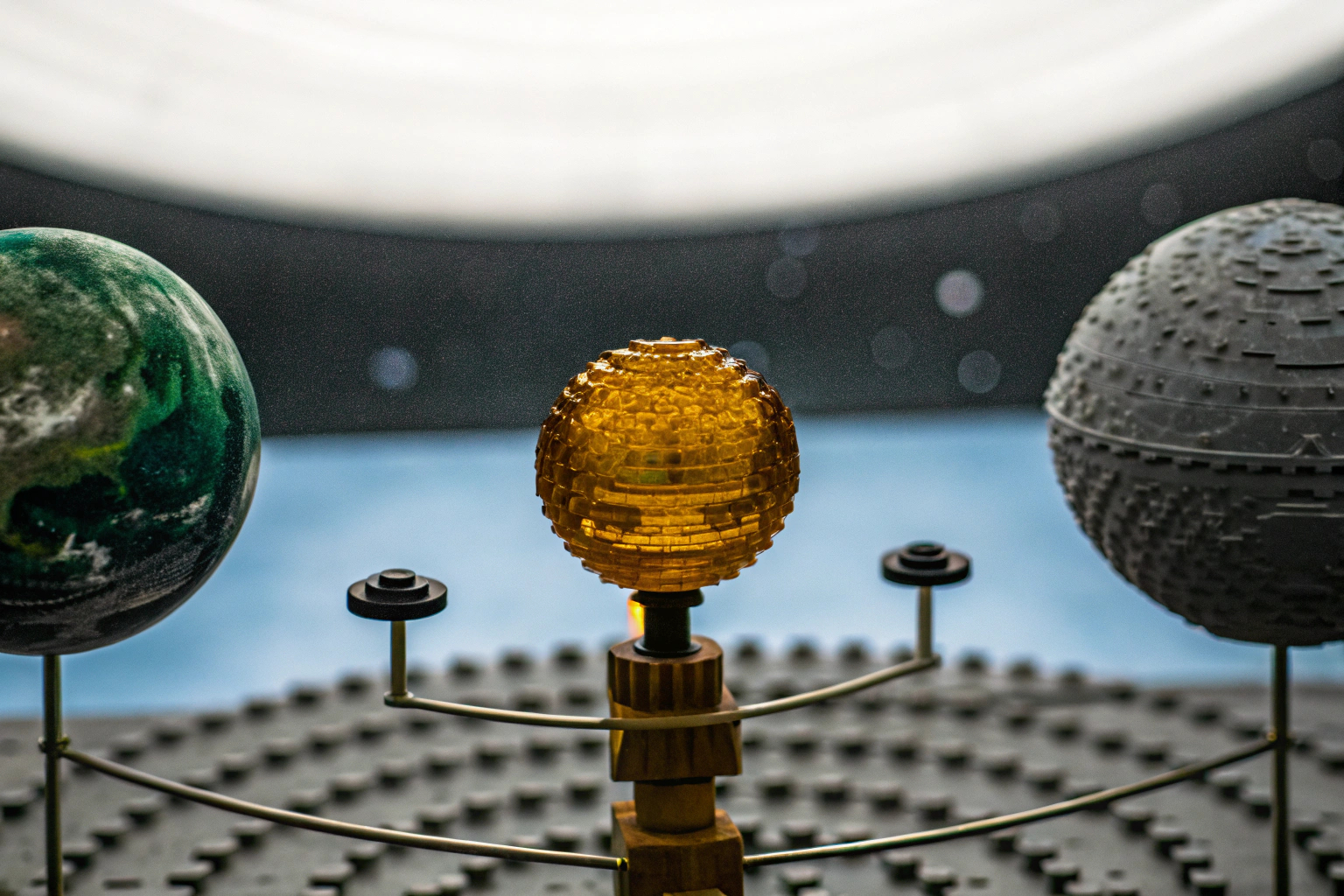 CaDA Klemmbausteine Technik Sonnensystem Set mit drehbaren Modellen von Sonne, Erde und Mond. CaDA Technik Sonnensystem Set