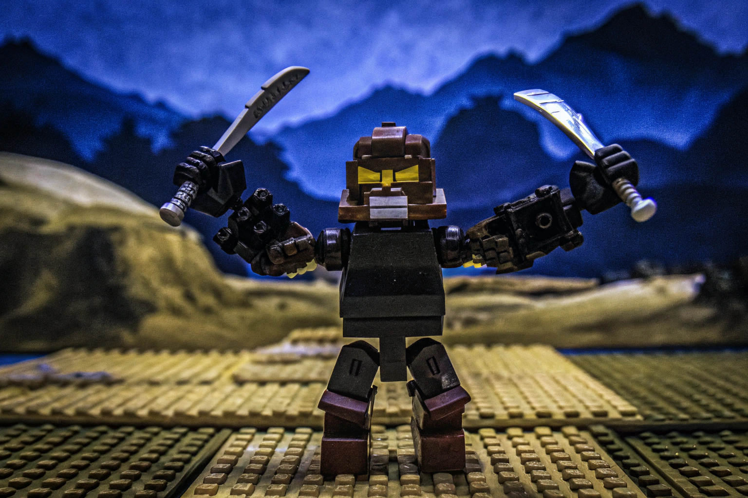 Coles Erdmech in einer dynamischen Kampfpose, bereit für das nächste Abenteuer. LEGO NINJAGO Coles Erdmech in Aktion