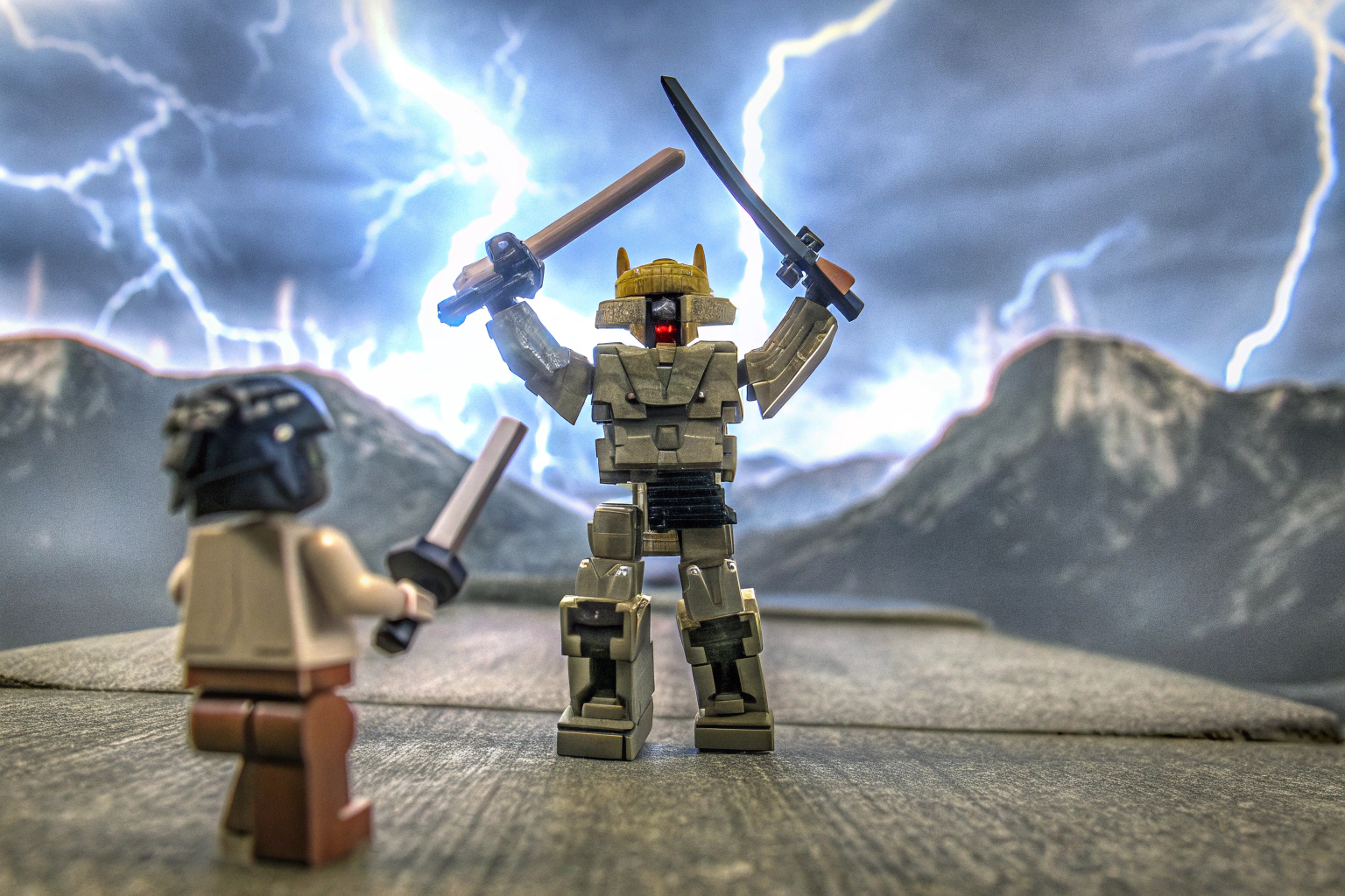 Coles Erdmech in einer dynamischen Pose mit den beiden Minifiguren, die in einem Duell verwickelt sind. LEGO Ninjago Coles Erdmech im Spiel
