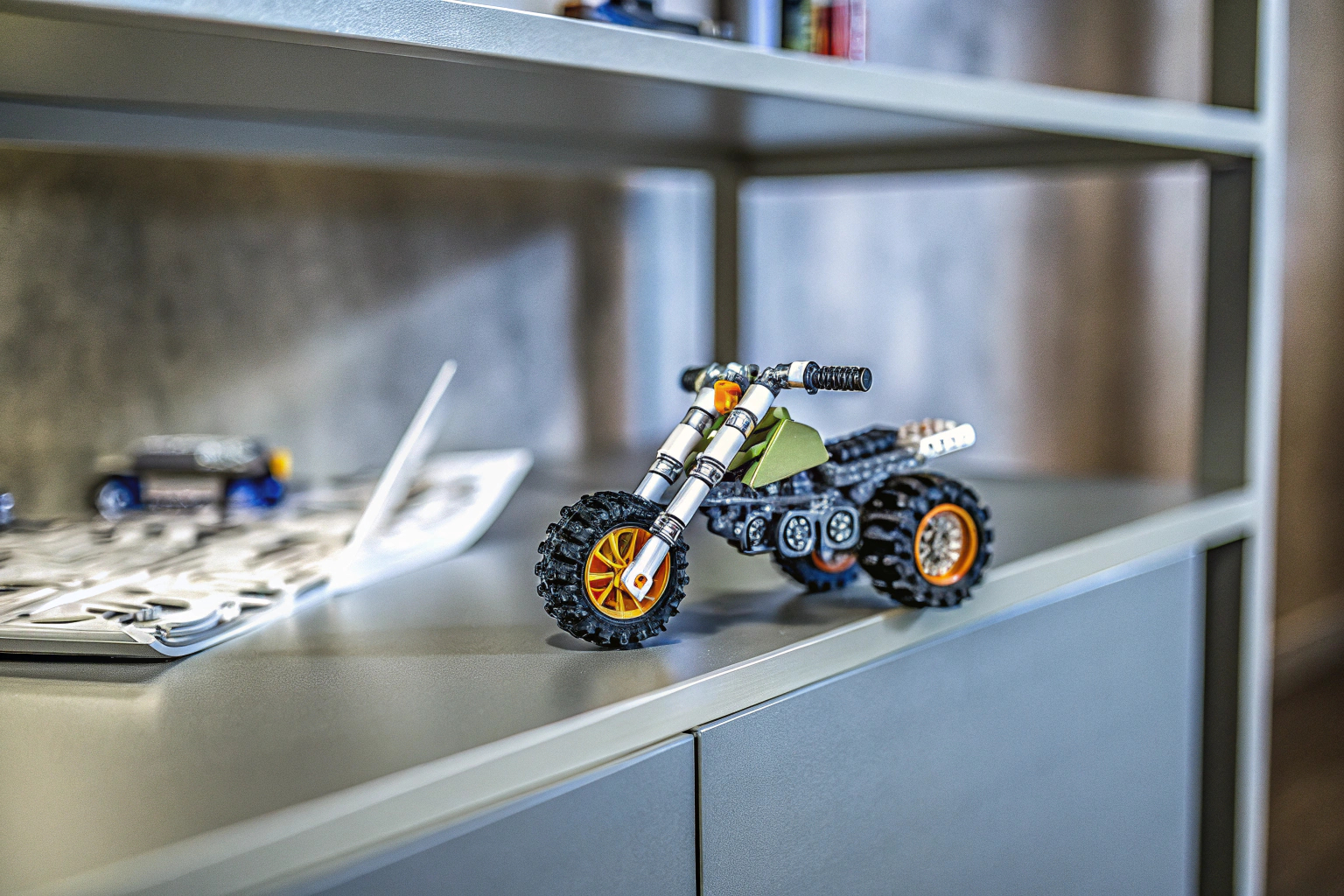 Das HOGOKIDS Technik Motorrad Bauspielzeug, aufgebaut und in einem Regal ausgestellt. HOGOKIDS Technik Motorrad Bauspielzeug