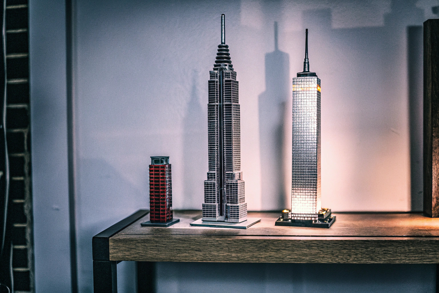 Das LEGO Architecture New York City Set vollständig aufgebaut auf einem Regal. LEGO Architecture New York City