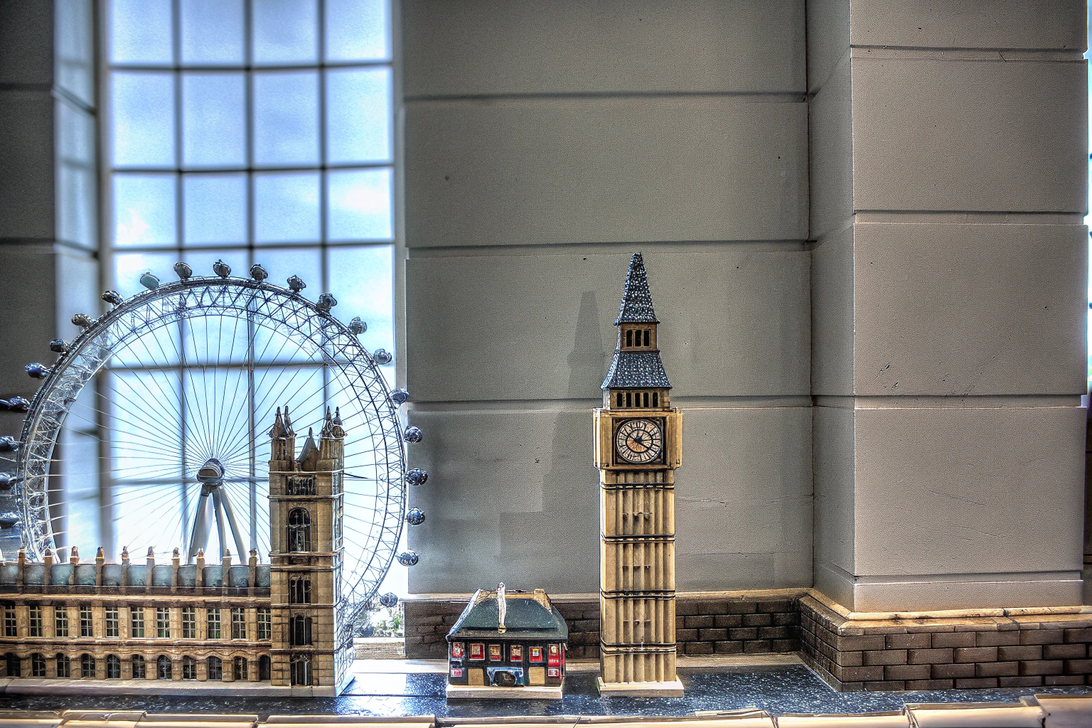 Das LEGO Architecture Set der London Skyline zeigt die detailgetreuen Nachbildungen ikonischer Gebäude wie das London Eye und den Big Ben. LEGO Architecture London Skyline