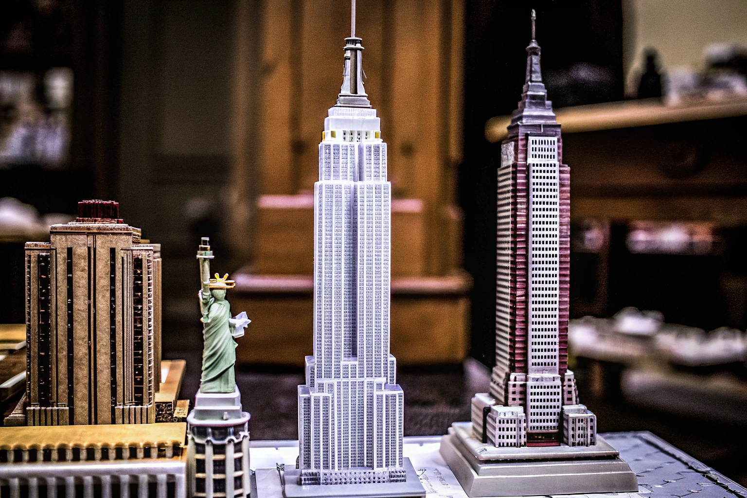 Das LEGO Architecture Set von New York City zeigt detailgetreu die berühmtesten Gebäude der Stadt, darunter das Empire State Building und die Freiheitsstatue. LEGO Architecture New York City Skyline