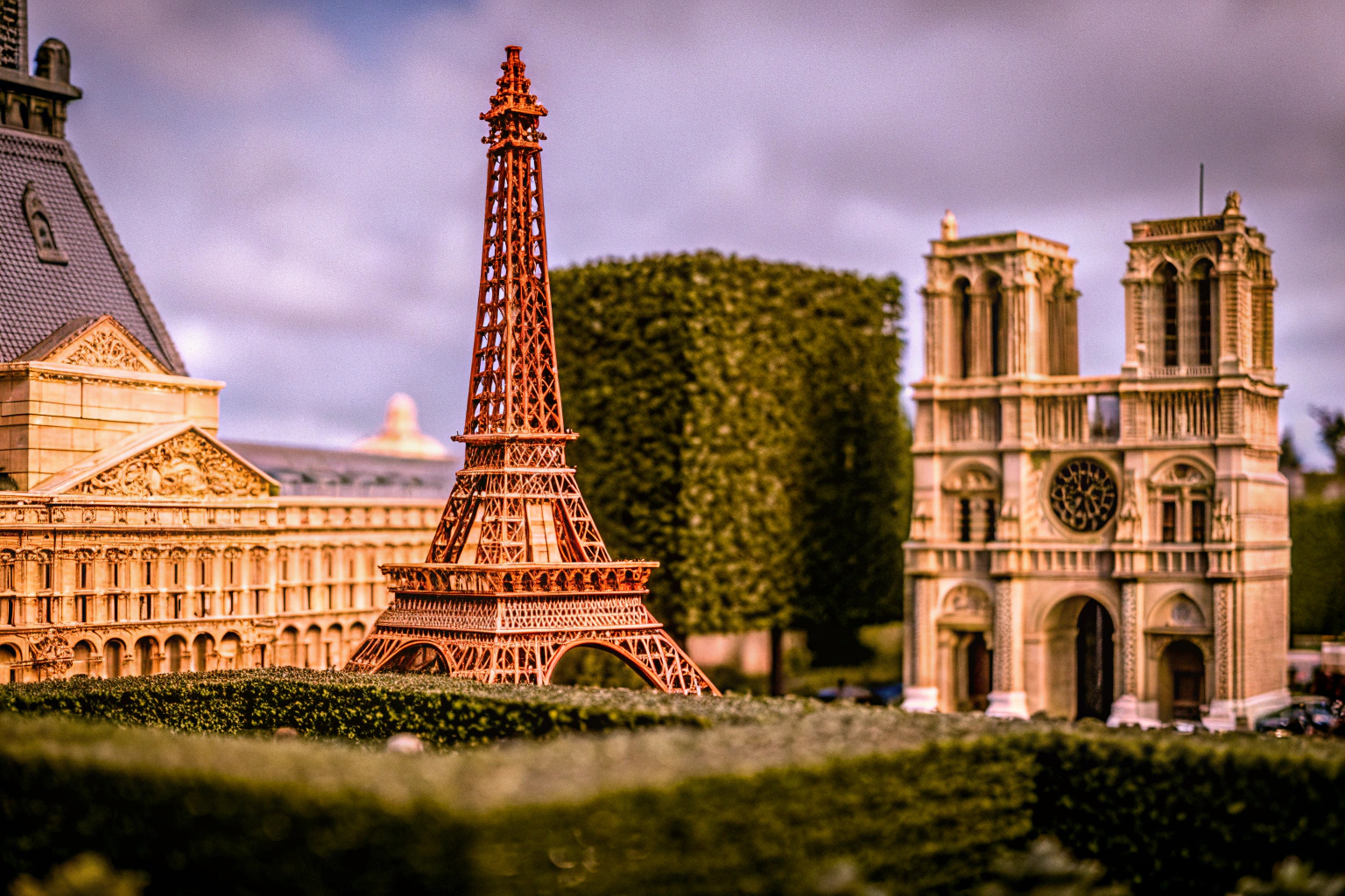 Das LEGO Architecture Set von Paris zeigt den Eiffelturm und andere berühmte Wahrzeichen in einer liebevoll gestalteten Miniaturansicht. LEGO Architecture Paris Skyline