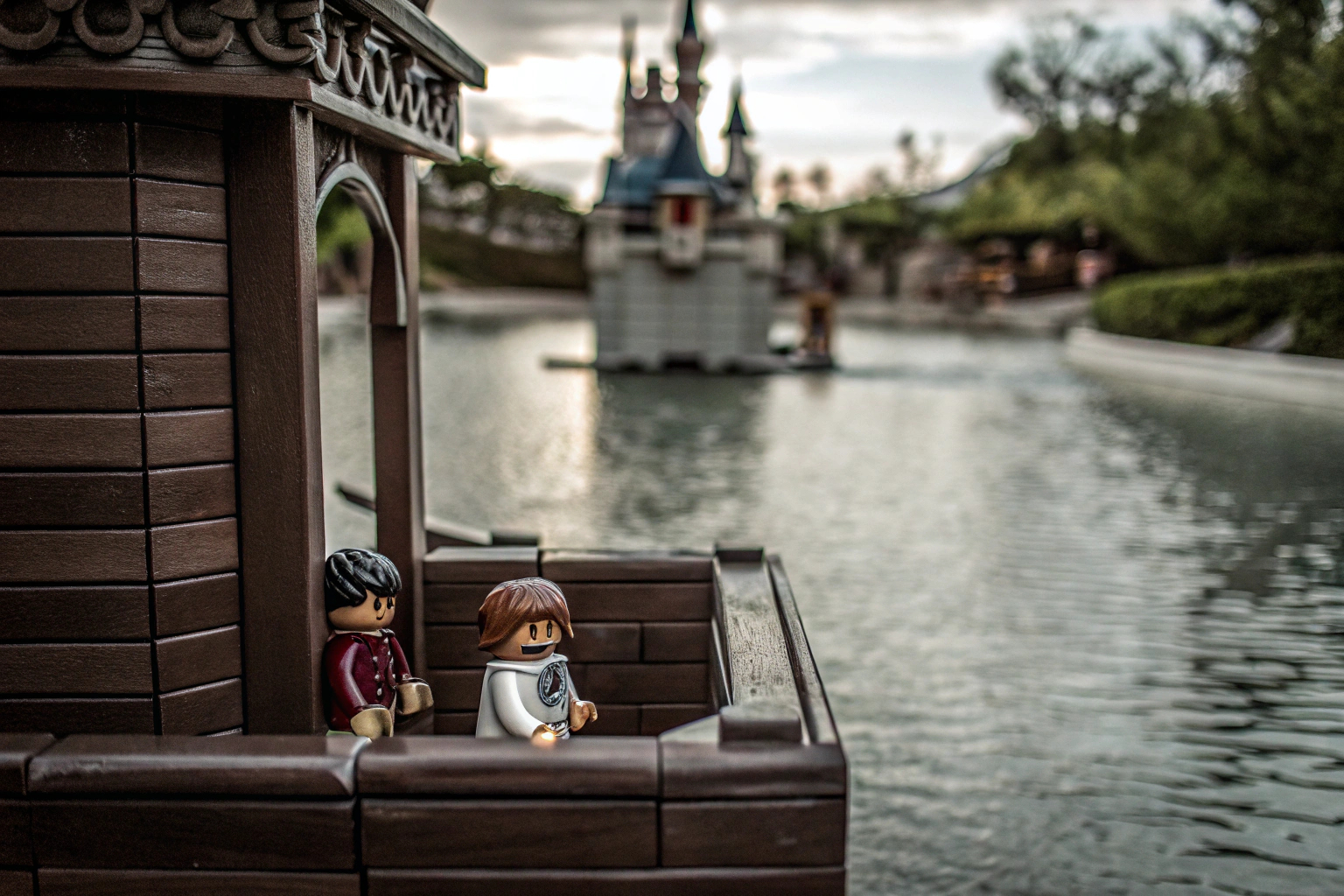 Das LEGO Bootshaus mit Mini-Figuren auf dem Fluss vor Schloss Hogwarts. LEGO Harry Potter Bootshaus