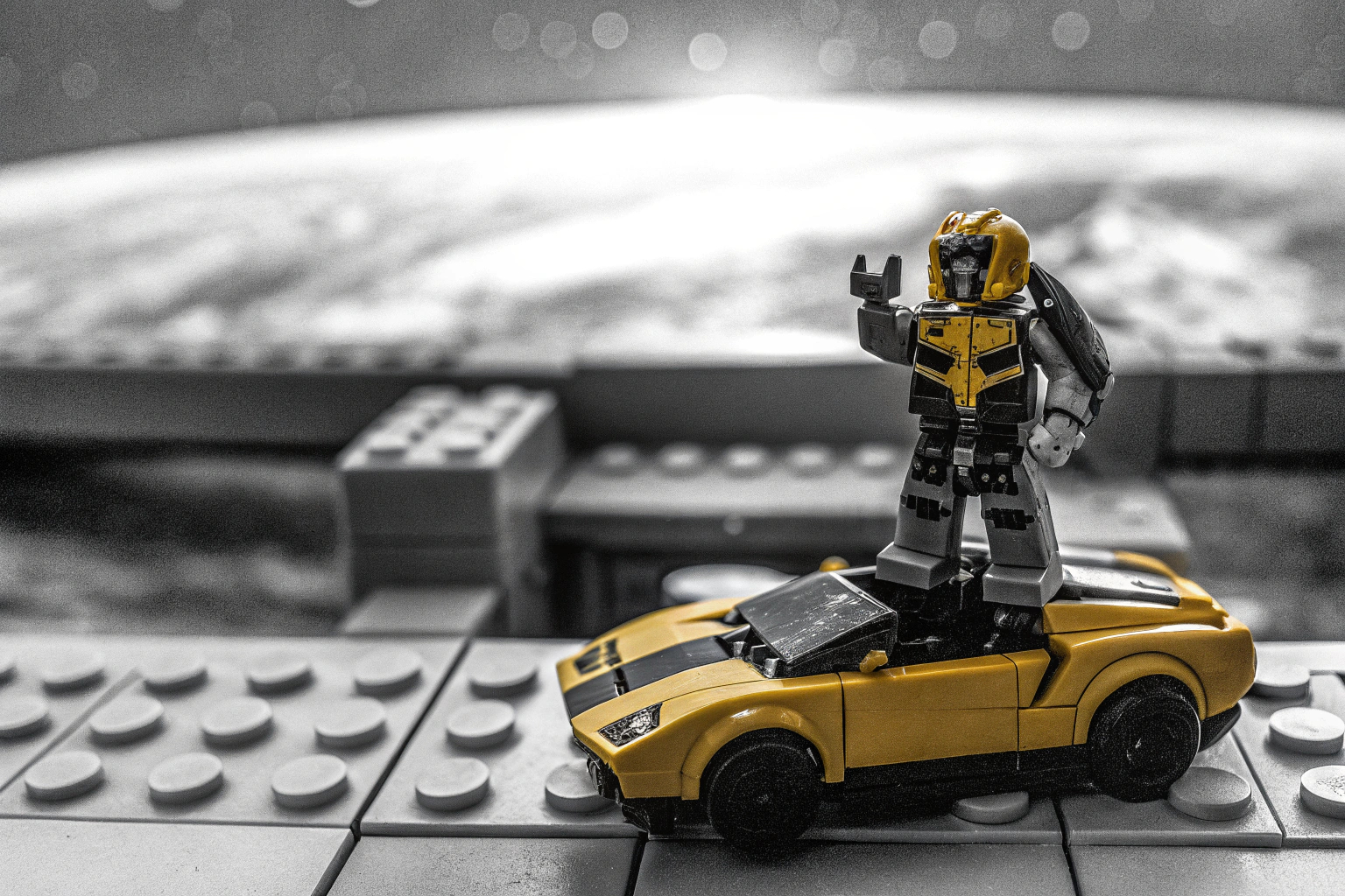 Das LEGO Bumblebee Modell in der Verwandlungsphase zwischen Autobot und Auto. LEGO Bumblebee Verwandlung