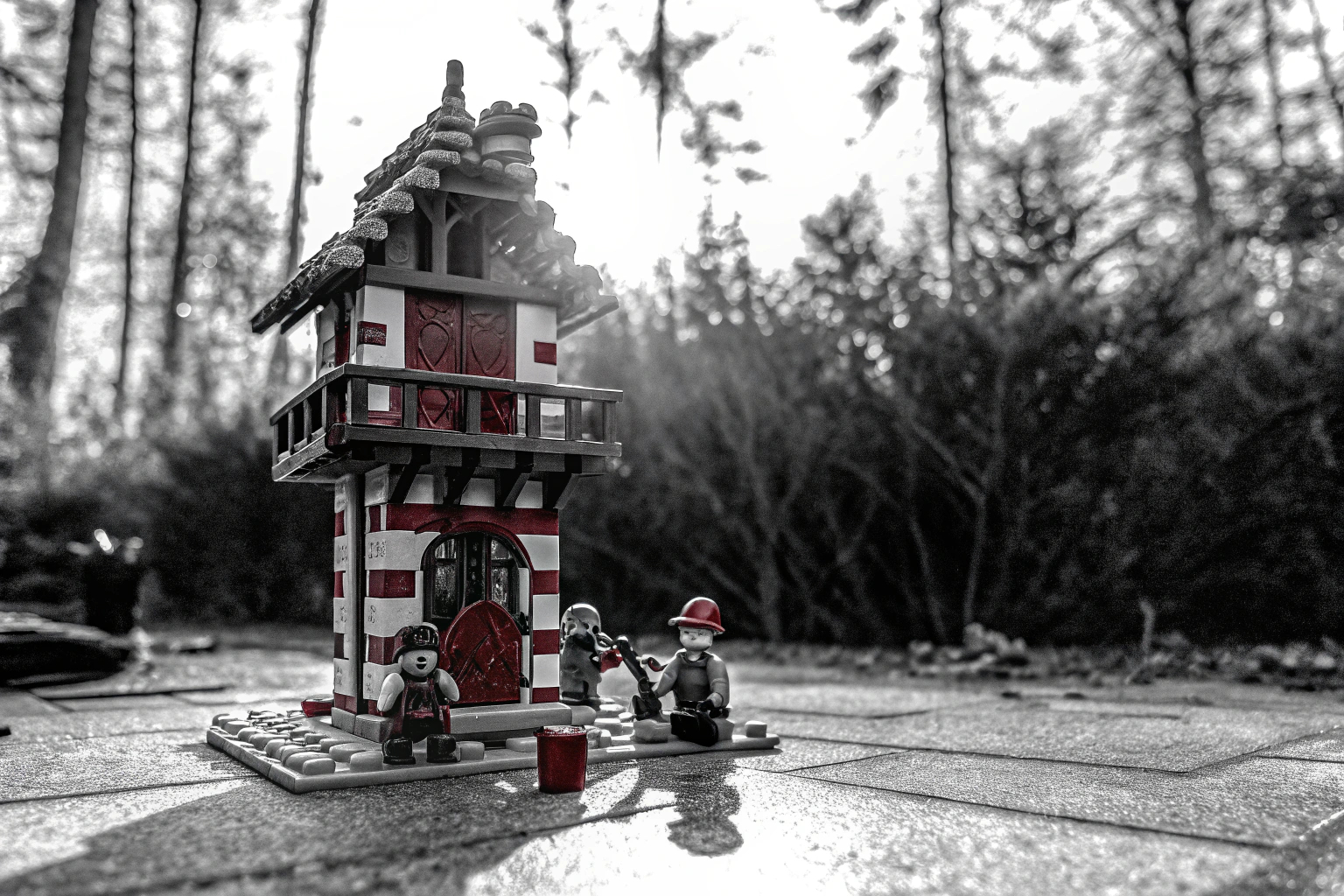 Das LEGO DREAMZzz 2-in-1 Fantastisches Baumhaus Set im Verteidigungsmodus mit Minifiguren. LEGO DREAMZzz 2-in-1 Fantastisches Baumhaus Set