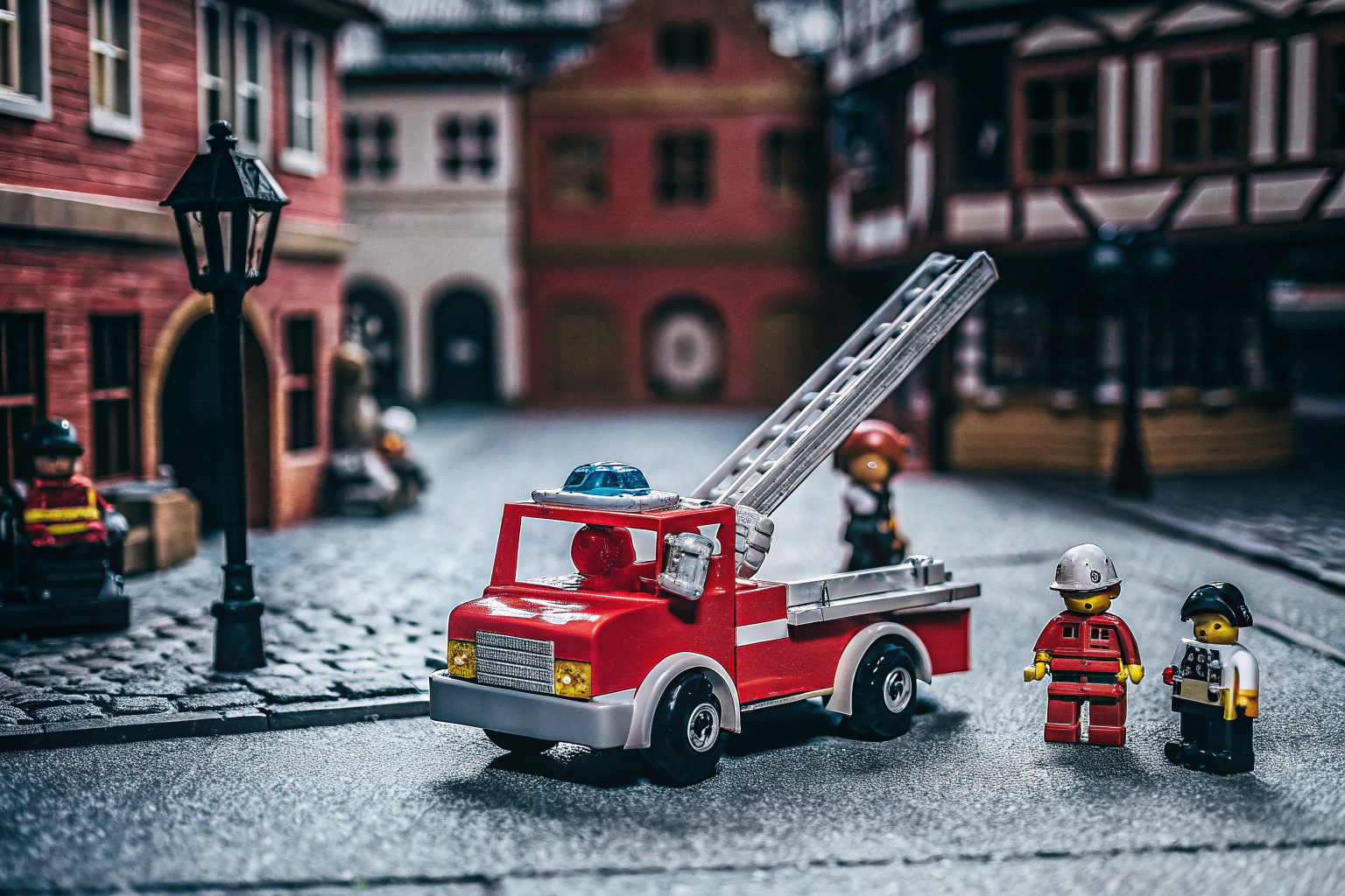 Das LEGO DUPLO Town Feuerwehrauto mit Figuren und Blaulicht. LEGO DUPLO Feuerwehrauto