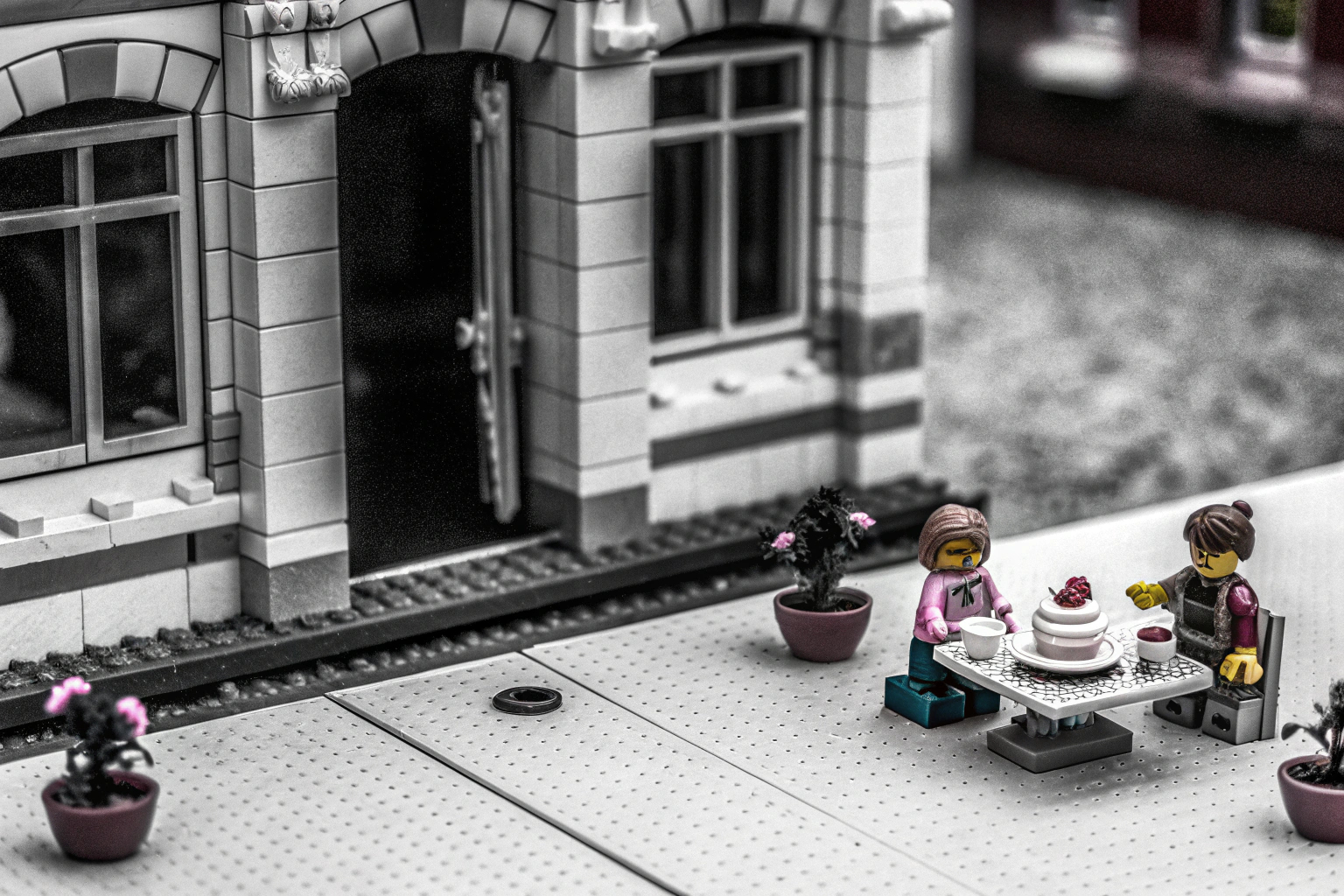 Das LEGO Friends Heartlake City Café mit allen Spielfiguren und Küchenutensilien im Einsatz. LEGO Friends Heartlake City Café im Spiel