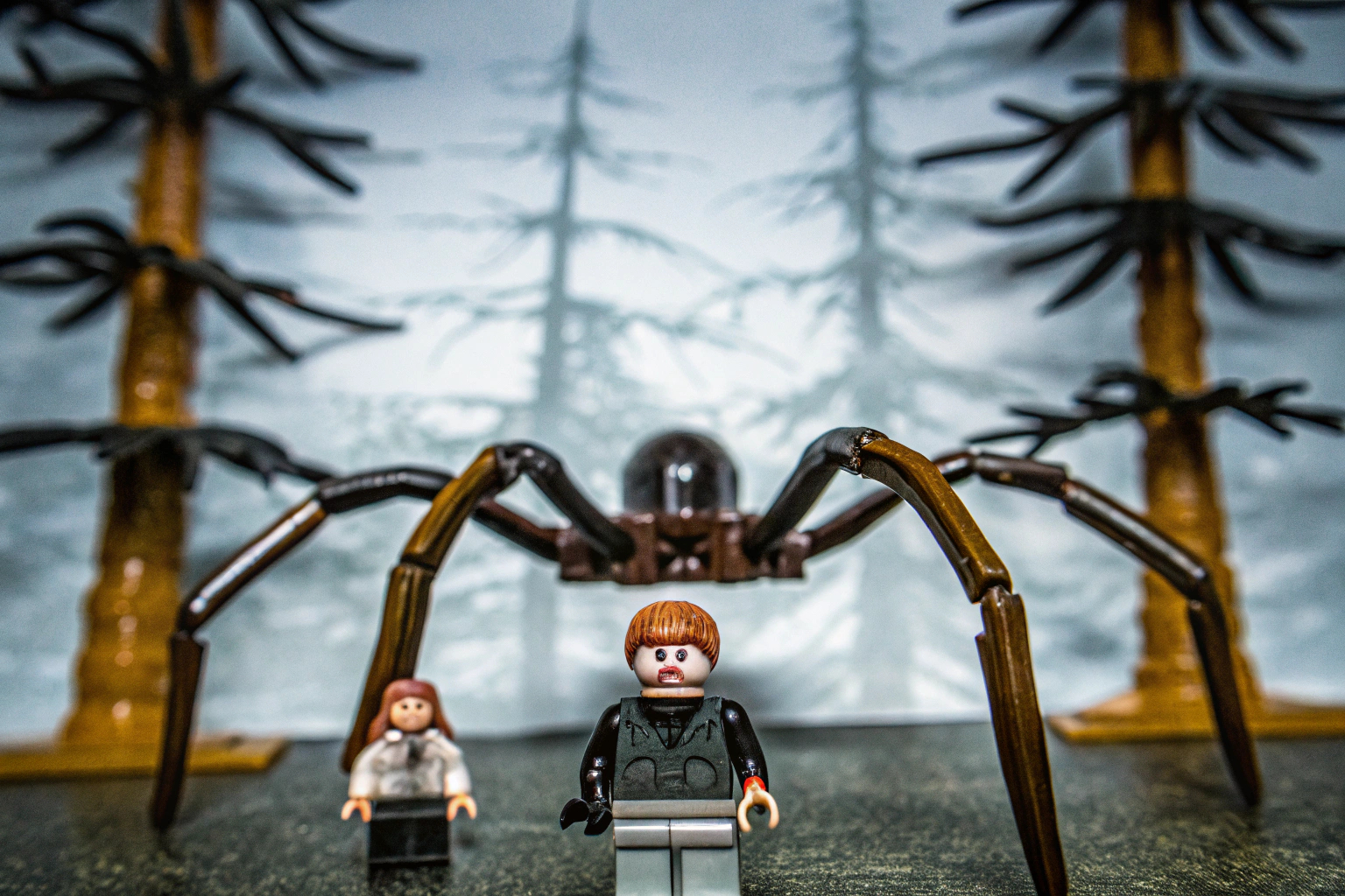 Das LEGO Harry Potter Aragog im Verbotenen Wald Set, das die große Spinnen-Figur und die Minifiguren zeigt. LEGO Harry Potter Aragog im Verbotenen Wald