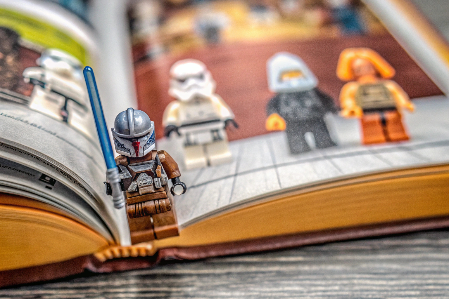 Das LEGO® Star Wars™ Lexikon der Figuren, Raumschiffe und Droiden mit einer exklusiven Minifigur. LEGO Star Wars Lexikon der Figuren