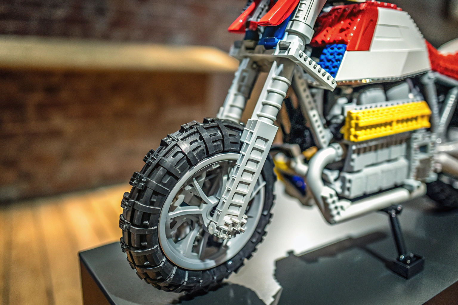 Das LEGO Technic BMW M 1000 RR Modell auf einem Ausstellungsständer präsentiert, mit klar sichtbaren Details des Motors und der Aufhängung. LEGO Technic BMW M 1000 RR Modell