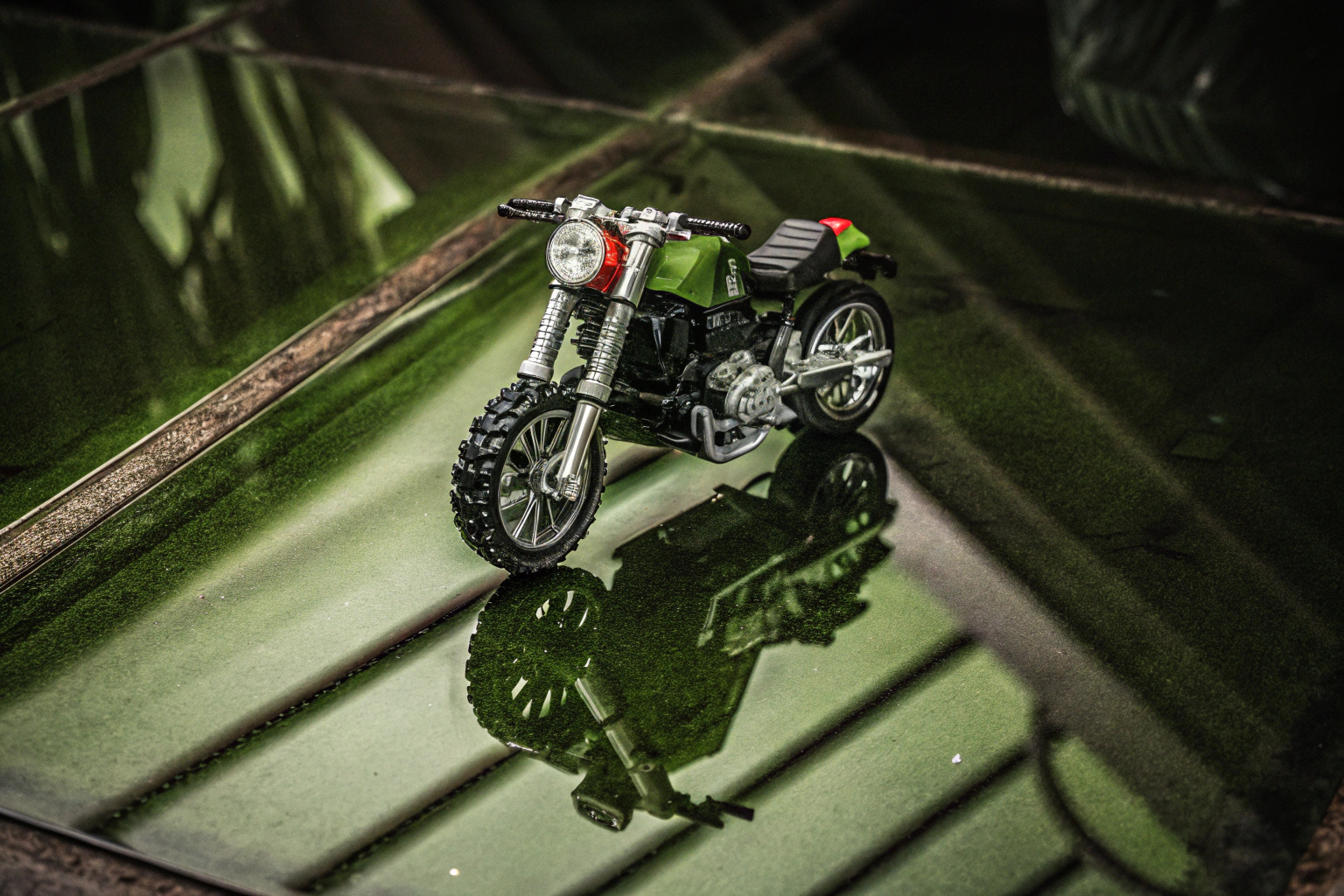 Das LEGO Technic BMW M 1000 RR Modell mit BMW Marken-Emblemen. LEGO Technic BMW M 1000 RR Motorrad-Modell