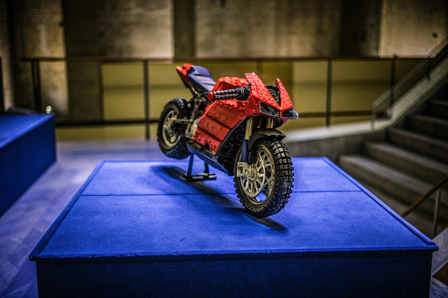 Das LEGO Technic Ducati Panigale V4 S Modell auf einem Ausstellungsständer. LEGO Technic Ducati Panigale V4 S Motorrad