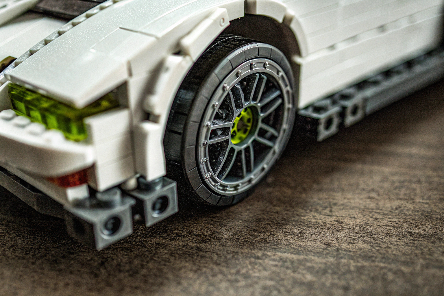 Das LEGO Technic Koenigsegg Jesko Absolut Modell in der Nahaufnahme, zeigt die detailreichen Elemente. LEGO Technic Koenigsegg Jesko Absolut