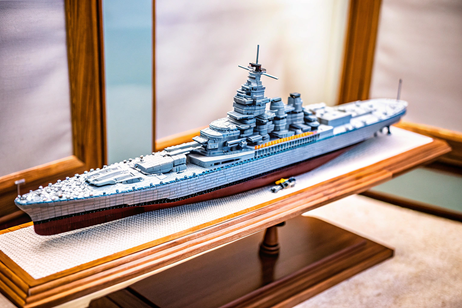 Das MOC-Modell des Schlachtschiffs Bismarck mit detaillierten technischen Komponenten. LEGO MOC Schlachtschiff Bismarck