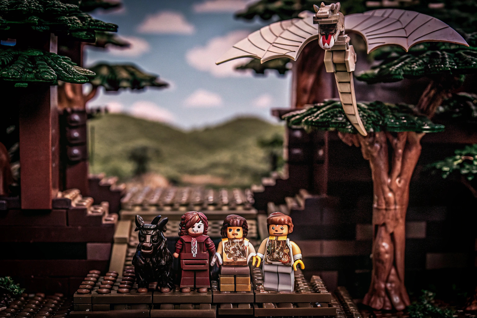 Der Babydrache Riyu mit den Minifiguren Arin, Sora und Wolfsjäger. Riyu der Babydrache mit Figuren
