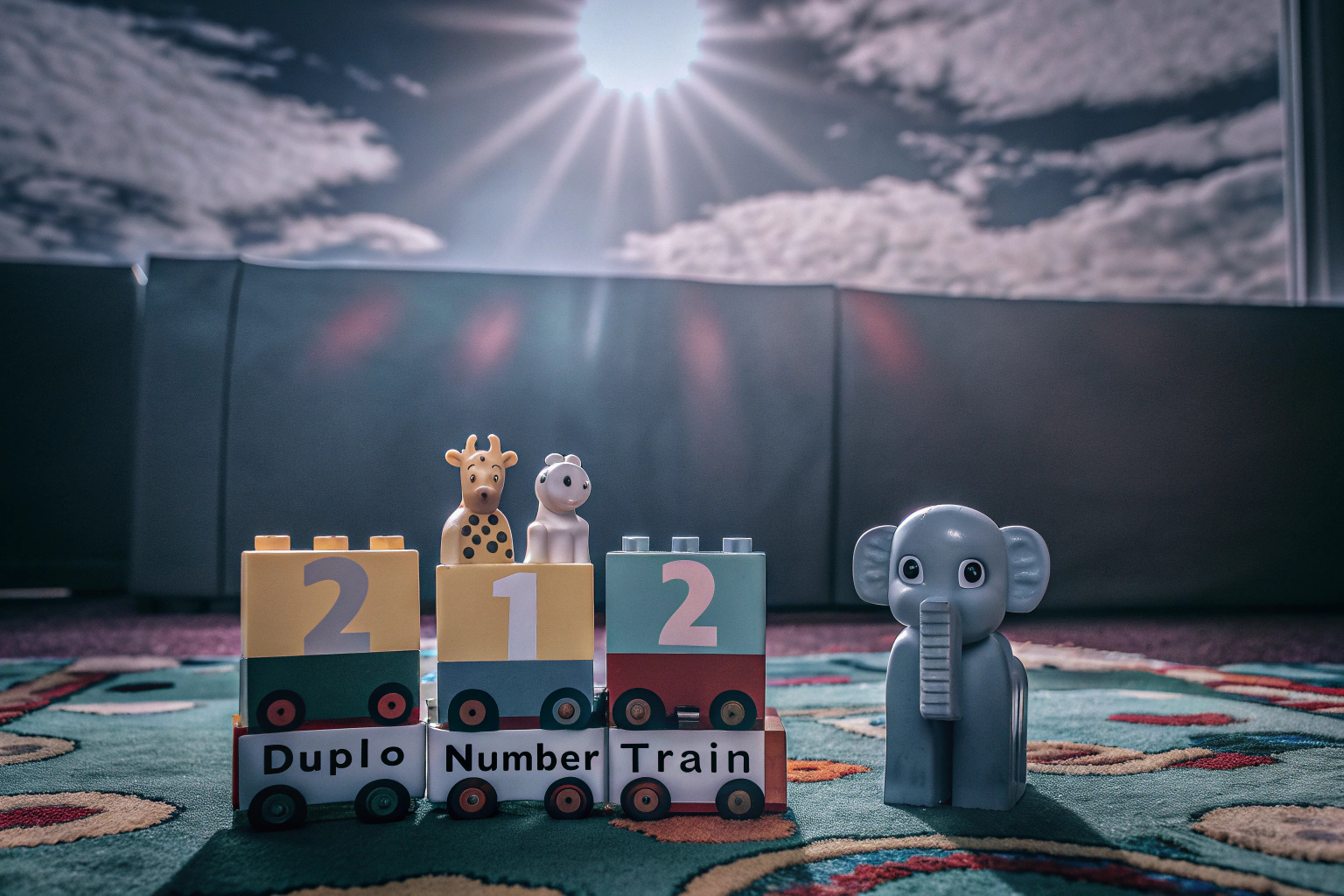 Der LEGO DUPLO Zahlenzug mit bunten nummerierten Steinen und Figuren. LEGO DUPLO Zahlenzug