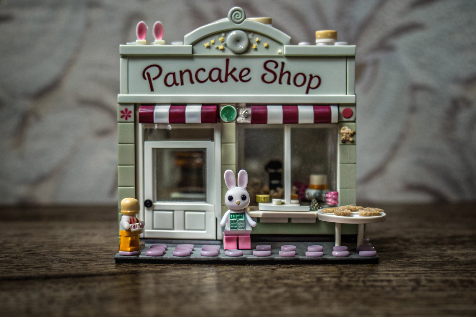 Der LEGO Friends Pfannkuchen-Shop in einer Spielsituation mit den Mini-Puppen und dem Hasen. LEGO Friends Pfannkuchen-Shop im Spiel