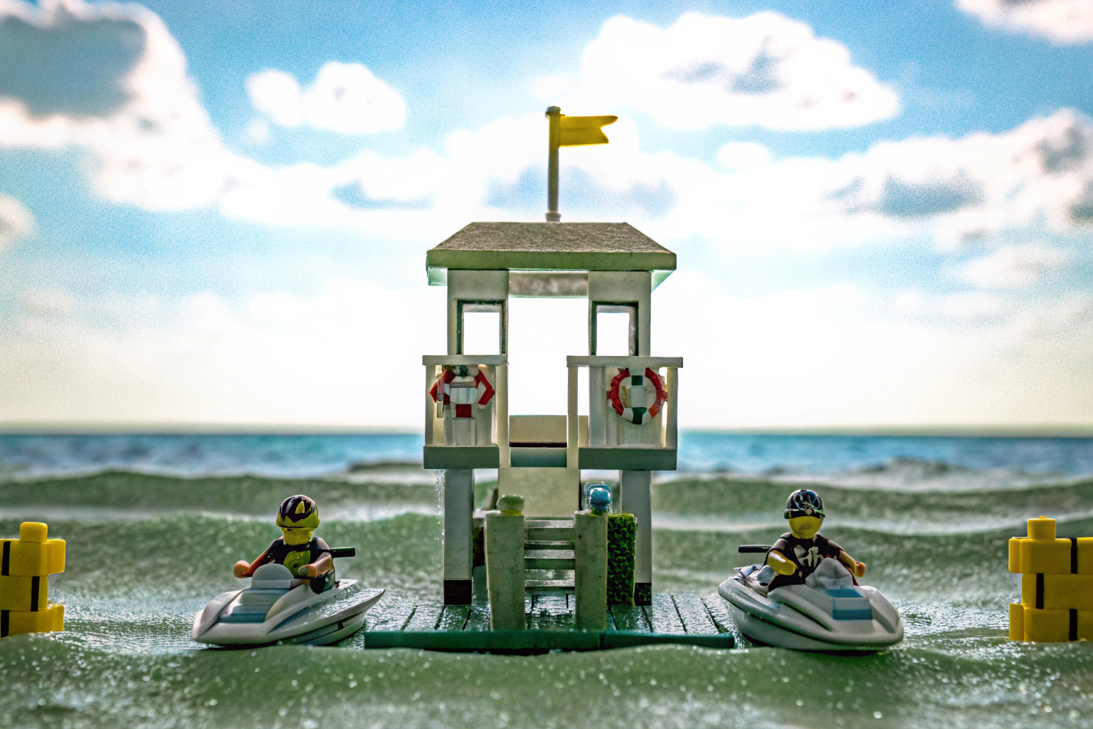 Der LEGO Friends Rettungsschwimmer Aussichtsturm mit Jetskis, der die Spielfiguren und das Zubehör zeigt. LEGO Friends Rettungsschwimmer Aussichtsturm
