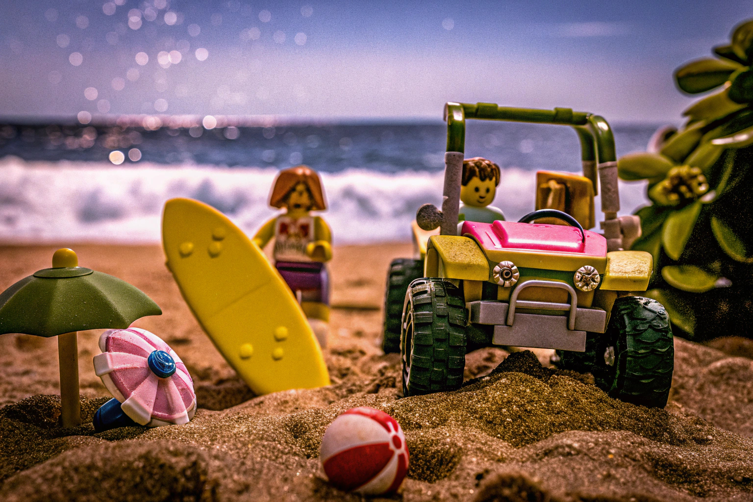 Der LEGO Friends Strandbuggy mit Spielfiguren und Surfbrett. LEGO Friends Strandbuggy