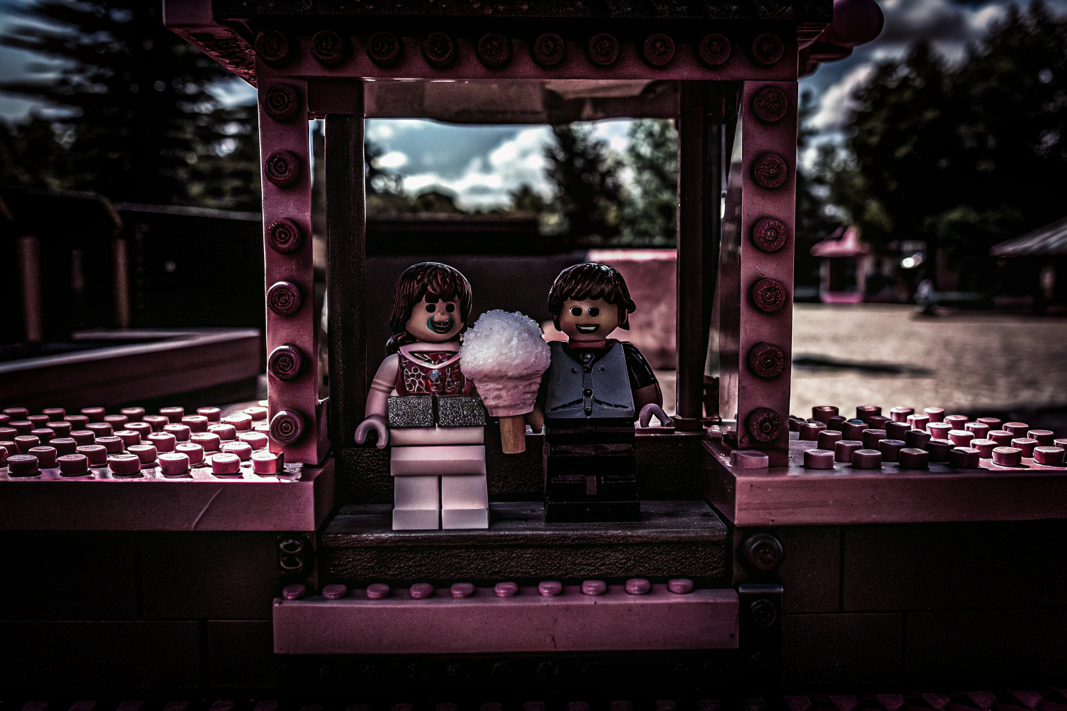 Der LEGO Friends Zuckerwattestand mit den Minifiguren Liann und Jamila. LEGO Friends Zuckerwattestand