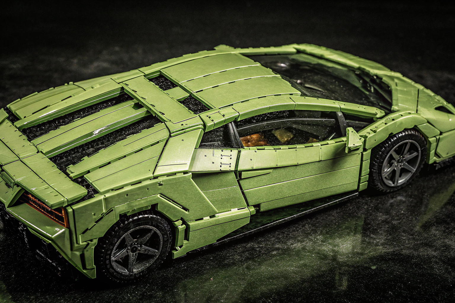 Der LEGO Technic Lamborghini Huracán Tecnica in seiner ikonischen grünen Farbe. LEGO Technic Lamborghini Huracán Tecnica