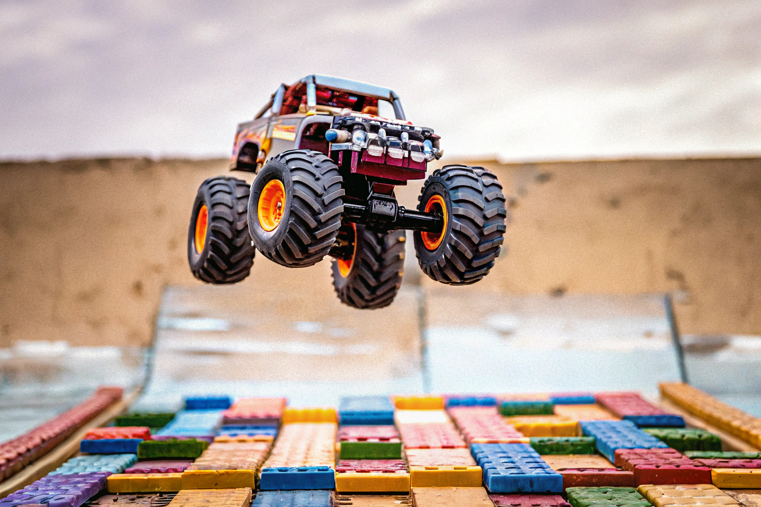 Der LEGO Technic Monster Jam ThunderROARus in Aktion. LEGO Technic Monster Jam ThunderROARus