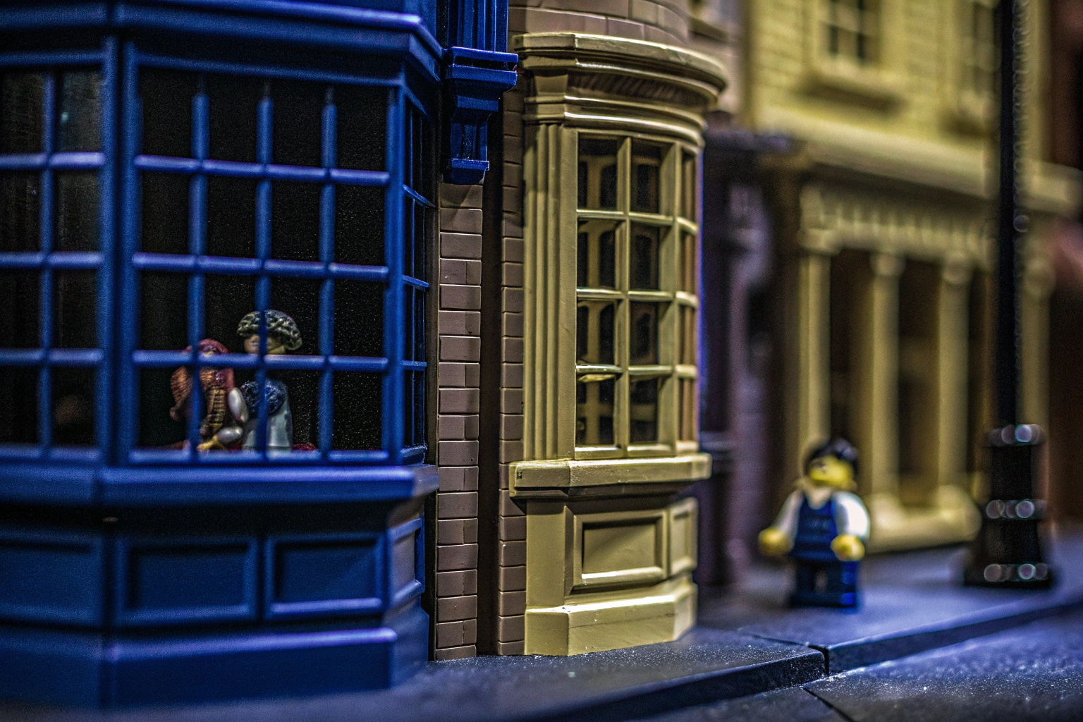 Detailansicht des LEGO Harry Potter Die Zauberläden der Winkelgasse Sets mit den Mikrofiguren und Gebäuden. LEGO Harry Potter Die Zauberläden der Winkelgasse