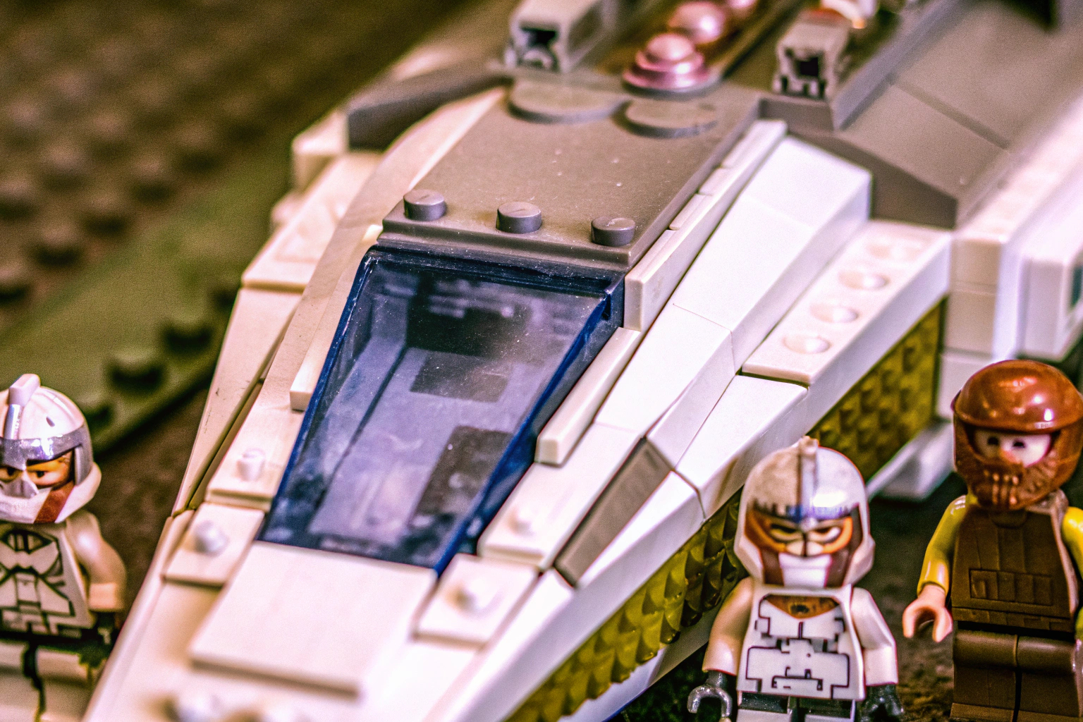 Detailansicht des LEGO Star Wars Ahsoka Tanos T-6 Jedi Shuttle Sets mit Minifiguren und Raumschiff LEGO Star Wars Ahsoka Tanos T-6 Jedi Shuttle Set