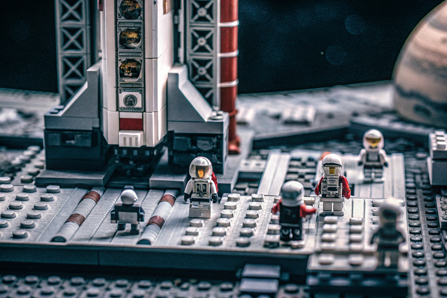 Detailaufnahme der LEGO City Raumbasis mit Startrampe und den enthaltenen Minifiguren. LEGO City Raumbasis
