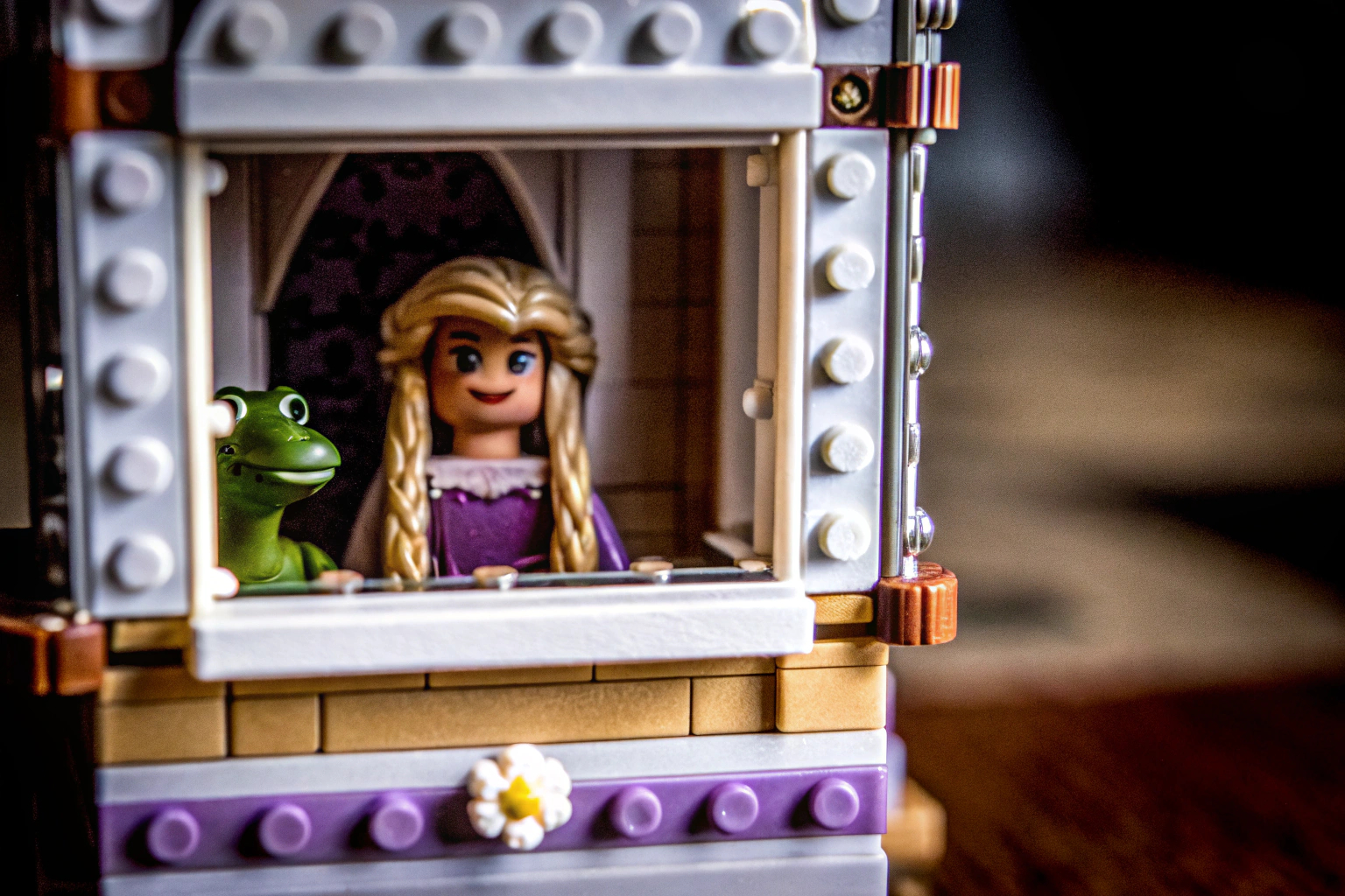 Detailaufnahme der LEGO Disney Princess Rapunzel-Spieluhr mit Minipuppe und Chamäleon Pascal. LEGO Disney Princess Rapunzel-Spieluhr