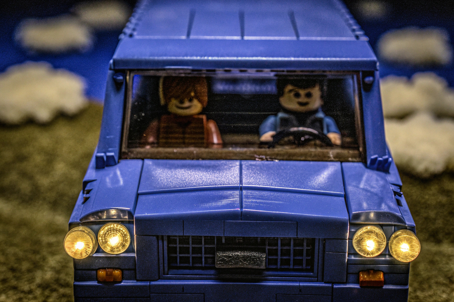 Detailaufnahme des fliegenden Ford Anglia mit Harry und Ron Mini-Figuren. LEGO Harry Potter Fliegender Ford Anglia