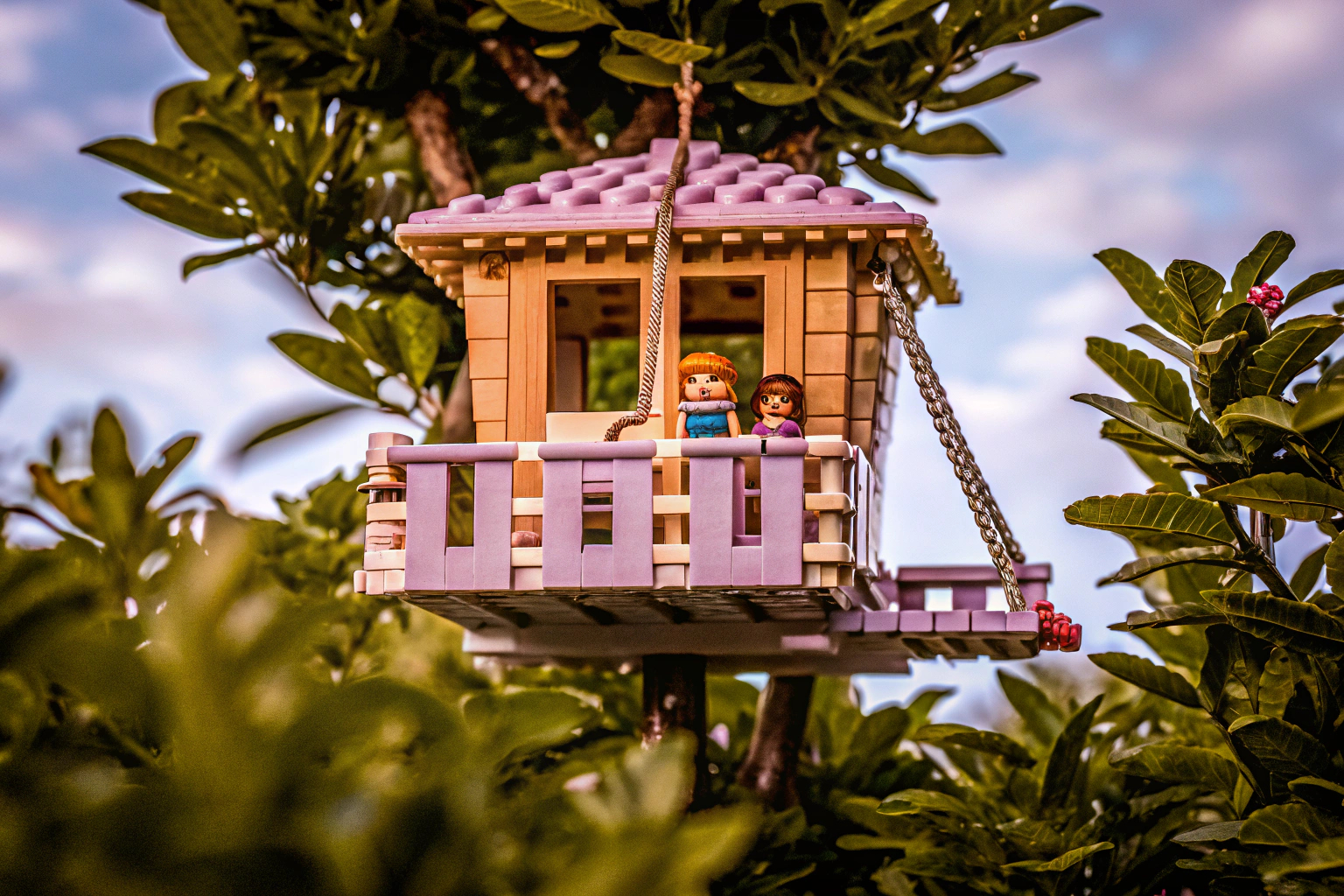 Detailaufnahme des LEGO 41703 Friends Freundschaftsbaumhaus mit Mini-Puppen und Spielbereichen. LEGO 41703 Friends Freundschaftsbaumhaus