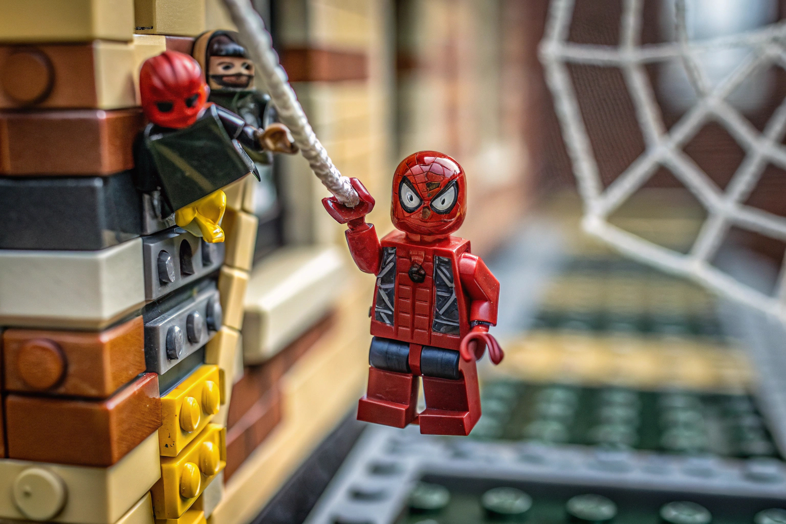 Detailaufnahme des Lego 76261 Marvel Spider-Man Sets mit den Minifiguren. Lego Spider-Man Set mit Minifiguren