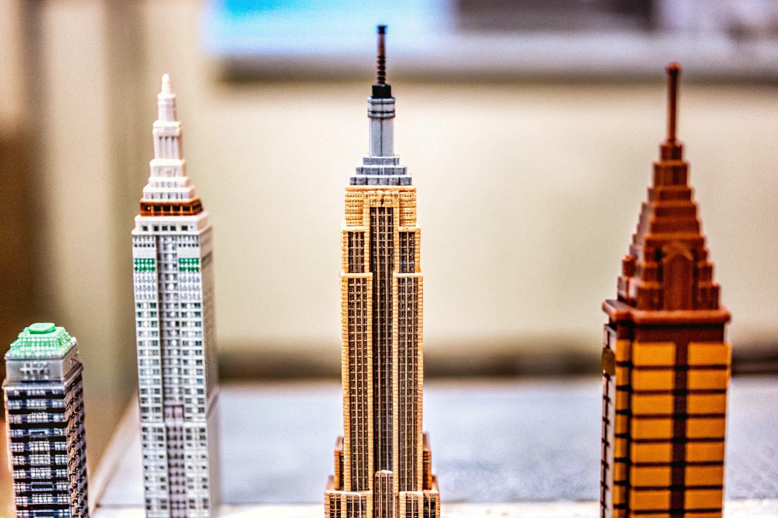 Detailaufnahme des LEGO Architecture New York City Sets, das die ikonische Skyline von New York City zeigt. LEGO Architecture New York City Set