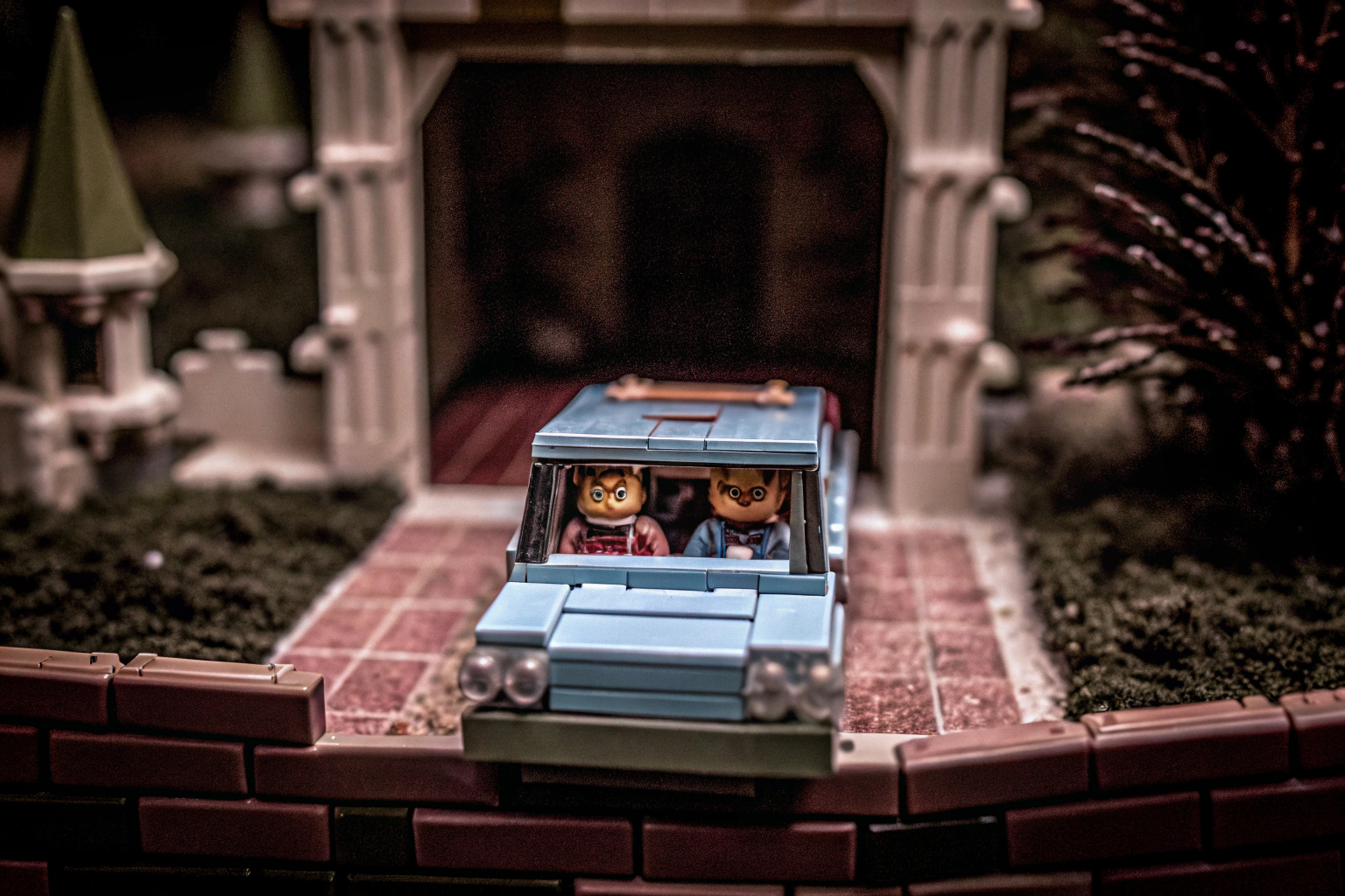 Detailaufnahme des LEGO Harry Potter Fliegender Ford Anglia Sets, das die Figuren und das Auto zeigt. LEGO Harry Potter Fliegender Ford Anglia