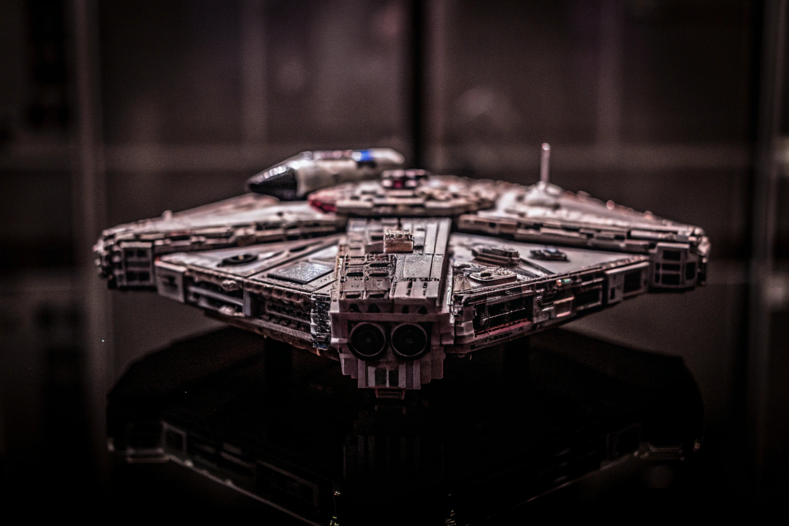 Detailaufnahme des LEGO Star Wars Millennium Falcon Modells auf einem Ausstellungsständer. LEGO Star Wars Millennium Falcon Modellausstellung