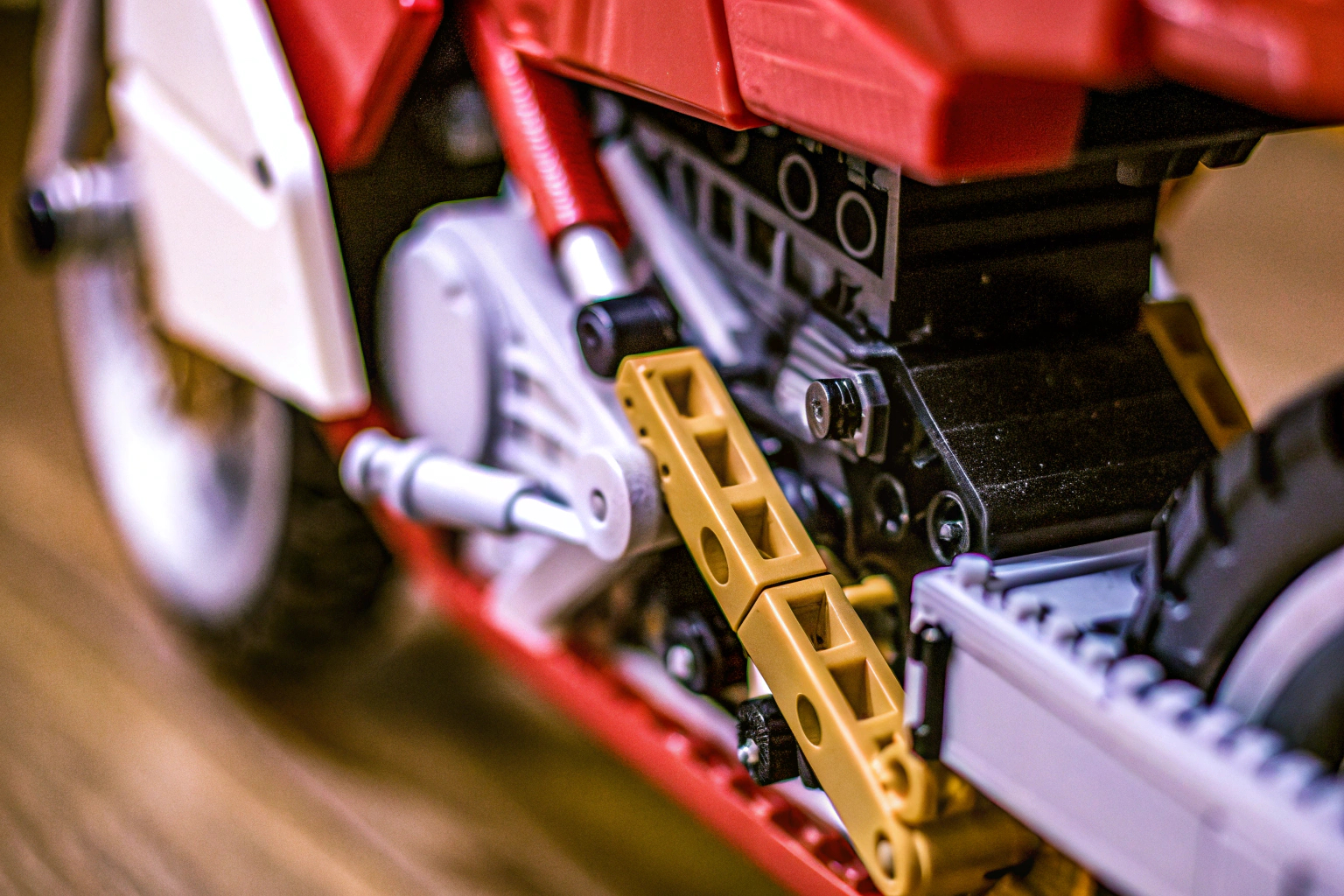 Detailaufnahme des LEGO Technic Ducati Panigale V4 S Modells mit sichtbar ausgearbeitetem Motor und Schaltgetriebe. LEGO Technic Ducati Panigale V4 S Modell
