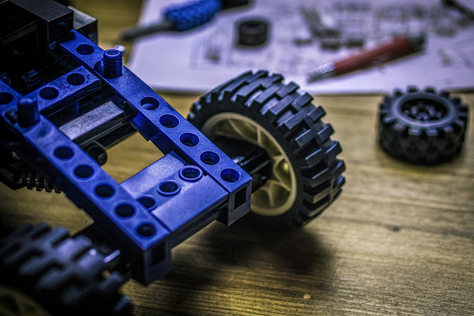 Detailaufnahme des Lego Technic Offroad Rennbuggy beim Zusammenbau, perfekt für technikbegeisterte Kinder. LEGO Technic Offroad Rennbuggy