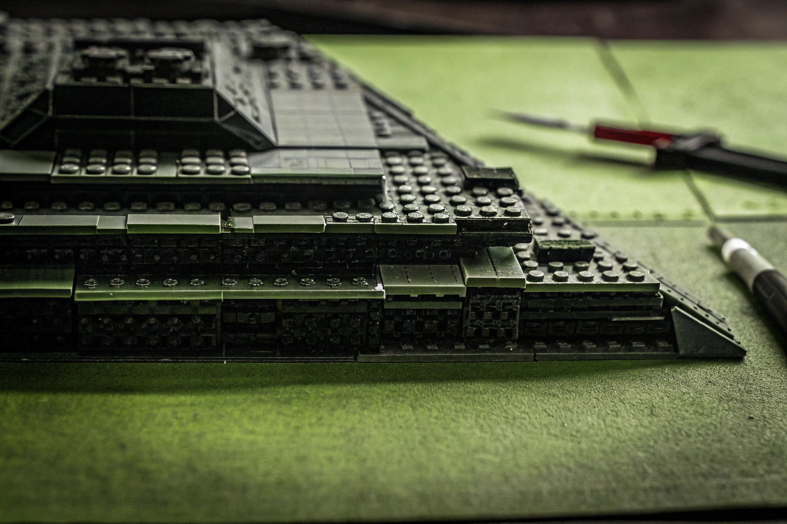 Detailaufnahme des Mould King 21073 Technik MOC Imperial Sternenzerstörers im Bauprozess. Imperialer Sternenzerstörer im Bau