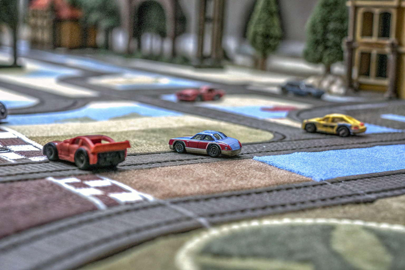 Detailaufnahme des TOYABI Matchbox Auto Sets mit verschiedenen Fahrzeugen und Straßensperren. TOYABI Matchbox Auto Set mit verschiedenen Fahrzeugen
