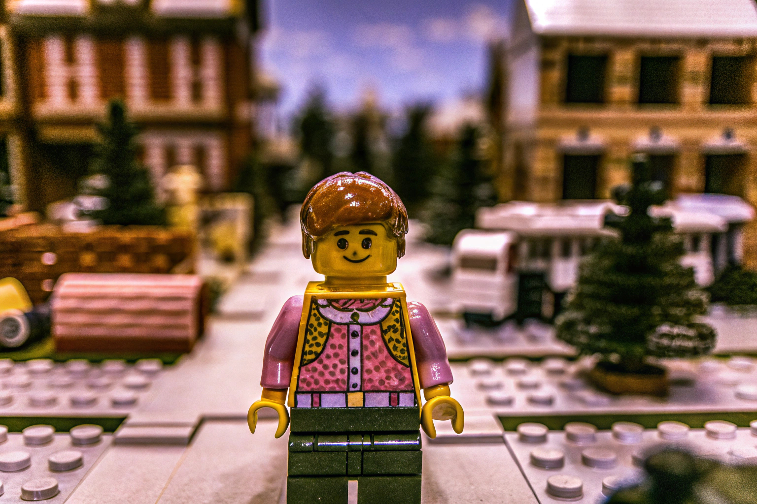 Detailaufnahme einer LEGO Minifigur, die in einem Diorama ausgestellt ist. LEGO Minifigur Diorama