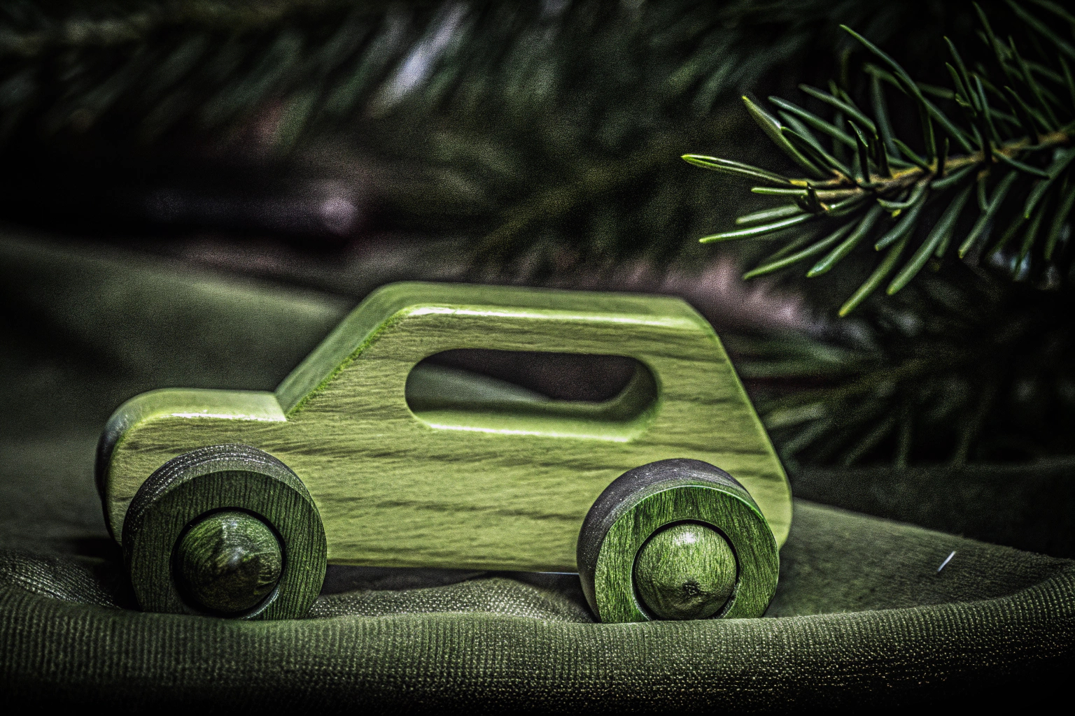 Detailaufnahme eines Holzspielzeugs, das für Kinder ab 3 Jahren geeignet ist. Holzspielzeug für Kinder
