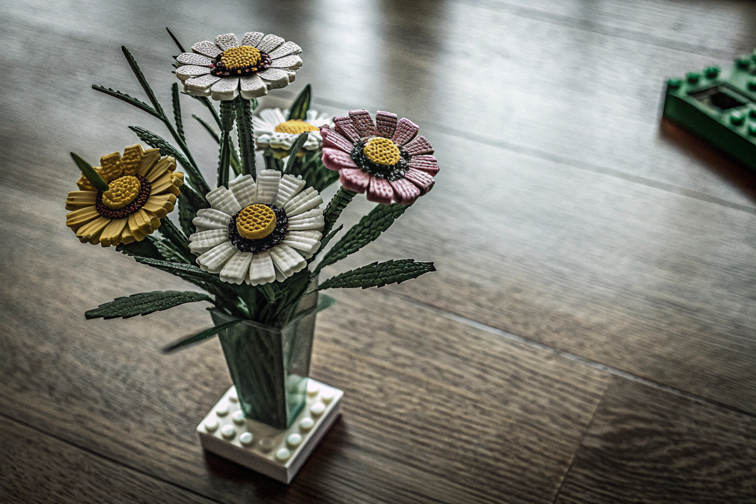 Detailaufnahme eines LEGO Blumenstraußes aus der Botanical Collection, perfekt für die Zimmerdekoration. LEGO Blumenstrauß Botanical Collection