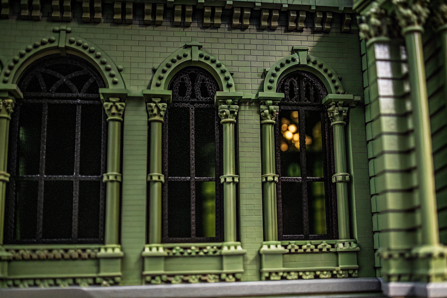 Detailaufnahme eines LEGO MOCs, das ein beeindruckendes architektonisches Bauwerk darstellt. Architektonisches LEGO MOC