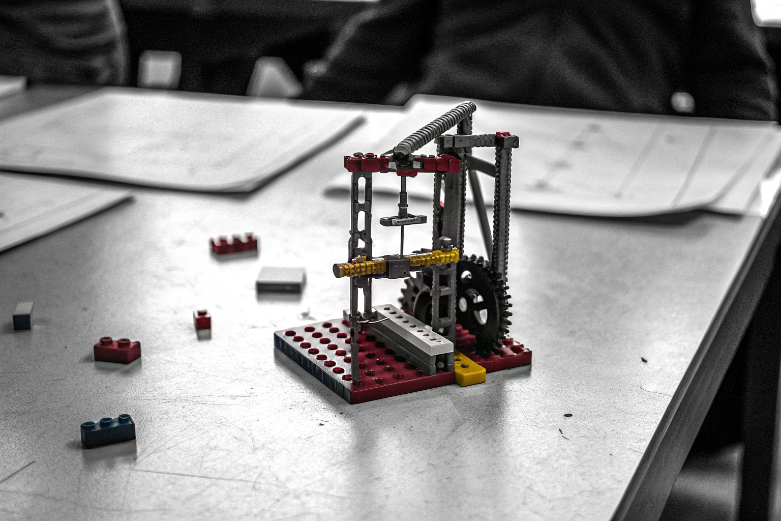 Detailaufnahme eines LEGO-Modells im Bauprozess, das im Unterricht genutzt wird, um physikalische Prinzipien zu veranschaulichen. LEGO-Modell im Bau